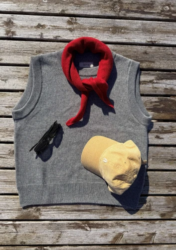 BIRUANG-welniana-apaska-czerwona-z-etycznej-welny-merino-trojkatna-welniana-chusta-kopyto35 (1).jpg