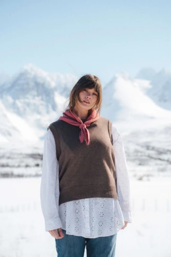 PUMA-kopyto-mokka-mocca-detal-kamizelka-welniana-merino-z-welny-etyczna-eko-rws3-pawlikowskimedia-545 (1).jpg