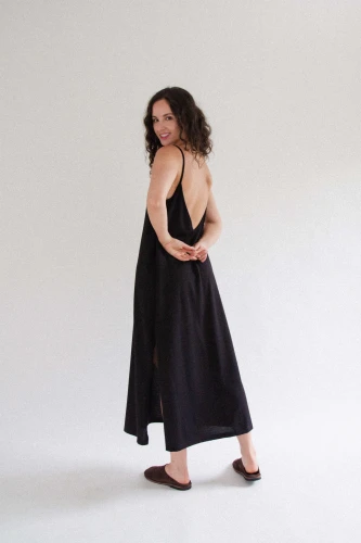 MOA-czarna-welniana-sukienka-z-odkrytymi-plecami-sukienka-na-ramiaczkach-z-etycznej-welny-merino-mulesing-free-z-dekoltem-na-plecach56.jpg