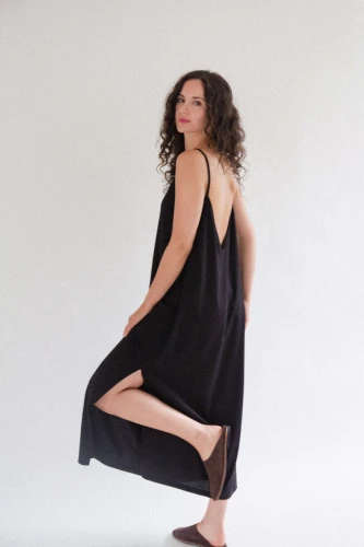 MOA-czarna-welniana-sukienka-z-odkrytymi-plecami-sukienka-na-ramiaczkach-z-etycznej-welny-merino-mulesing-free-z-dekoltem-na-plecach67.jpg