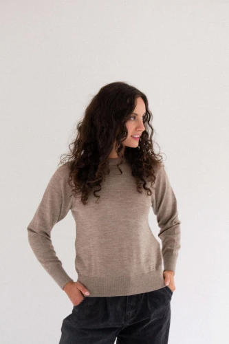 KOPYTO-JENOT-2.0-ciemny-bezowy-welniany-sweter-damski-z-welny-merino-etycznej-rws-mulesing-free2.jpg