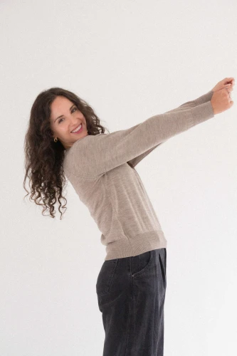 KOPYTO-JENOT-2.0-ciemny-bezowy-welniany-sweter-damski-z-welny-merino-etycznej-rws-mulesing-free4.jpg