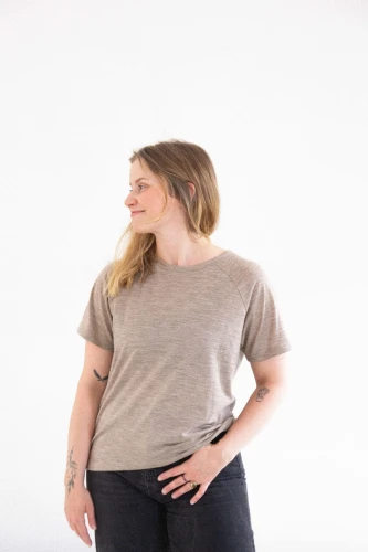 KOPYTO-kameleon-ciemna-bezowa-damska-koszulka-welniana-z-welny-merino-rws-etycznej-bez-mulesingu-polska-produkcja.jpg