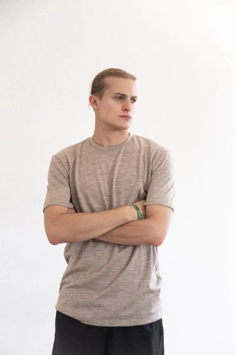 KOPYTO-kameleon-ciemny-bezowy-meska-koszulka-welniana-z-welny-merino-rws-etycznej-bez-mulesingu-polska-produkcja (6).jpg