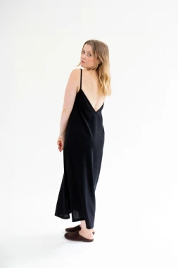 MOA LIGHT RWS - czarna sukienka na ramiączkach z wycięciem na plecach z 100% etycznej wełny merino