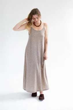 MOA LIGHT RWS - ciemna beżowa sukienka na ramiączkach z wycięciem na plecach z 100% etycznej wełny merino RWS