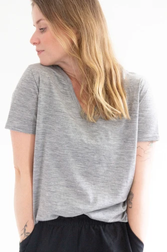 KOPYTO-LEGWAN-szara-koszulka-welniana-z-welny-merino-rws-etycznej-welny-w-serek-dekolt-v-6.jpg