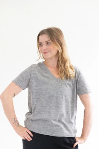 KOPYTO-LEGWAN-szara-koszulka-welniana-z-welny-merino-rws-etycznej-welny-w-serek-dekolt-v-7.jpg