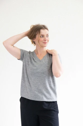 KOPYTO-LEGWAN-szara-koszulka-welniana-z-welny-merino-rws-etycznej-welny-w-serek-dekolt-v-8.jpg