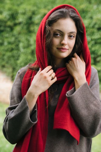 KOPYTO-MANUL-RWS-czerwony-red-welniany-duzy-szeroki-szalik-elegancki-z-100-welny-merino-etycznej-Large-lightweight-wide-merino-woool-scarf2.jpg