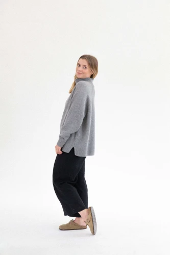 KOPYTO-IRBIS-szary-gray-welniany-sweter-z-golfem-merino-welna-rws-oversized-wool-turtleneck-sweater5.jpg