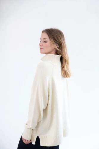 KOPYTO-IRBIS-kremowy-creamy-welniany-sweter-z-golfem-merino-welna-rws-oversized-wool-turtleneck-sweater5.jpg