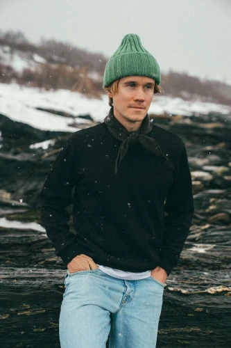 KOPYTO-ROSOMAK-zielona-szalwiowa-sage-green-czapka-welniana-w-szeroki-prazek-z-wysokim-sciagaczem-merino-wool-beanie-wide-rib2.jpg