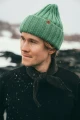 KOPYTO-ROSOMAK-zielona-szalwiowa-sage-green-czapka-welniana-w-szeroki-prazek-z-wysokim-sciagaczem-merino-wool-beanie-wide-rib3.jpg