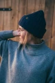KOPYTO-ROSOMAK-jeansowy-melange-granatowa-niebieska-denim-blue-czapka-welniana-w-szeroki-prazek-z-wysokim-sciagaczem-merino-wool-beanie-wide-rib2.jpg