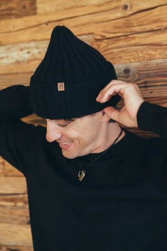 KOPYTO-ROSOMAK-czarna-black-welniana-w-szeroki-prazek-z-wysokim-sciagaczem-merino-wool-beanie-wide-rib.jpg