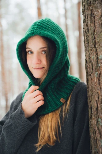 PUSZCZYK-KOPYTO-puchaty-kaptur-balaklawa-szmaragdowy-zielony-z mieszanki-wełny-merino-cieply-piekny-fluffy-hood-balaclava2.jpg