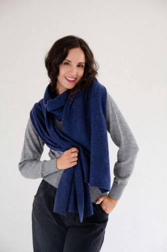 KOPYTO-MANUL-RWS-jeansowy-granatowy-denim-blue-welniany-duzy-szeroki-szalik-elegancki-z-100-welny-merino-etycznej-Large-lightweight-wide-merino-woool-scarf2.jpg.jpg