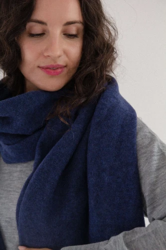 KOPYTO-MANUL-RWS-jeansowy-granatowy-denim-blue-welniany-duzy-szeroki-szalik-elegancki-z-100-welny-merino-etycznej-Large-lightweight-wide-merino-woool-scarf22.jpg