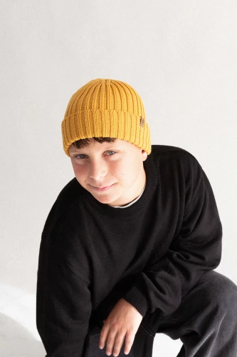 kopyt-Rys-zolta-czapka-welniana-prazkowana-etyczna-welna-merino-mlodziezowa-dla-dzieci-zolta.jpg