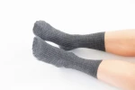 KOPYTO-NORKI-welniane-skarpetki-bezuciskowe-barefoot-z-welny-merino-mulesing-free-etycznej-recycling-poliamid-grafitowe.jpg