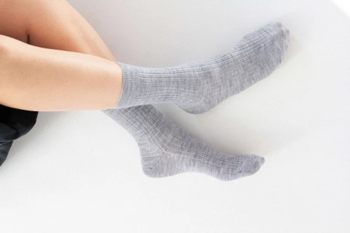 KOPYTO-NORKI-welniane-skarpetki-bezuciskowe-barefoot-z-welny-merino-mulesing-free-etycznej-recycling-poliamid-wool-socks-szare4.jpg