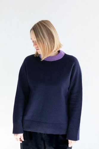 KOPYTO-baribal-sweter-welniany-rws-Z-ETYCZNEJ-WELNY-MERINO-granatowy-lawendowy-kolorowa-lamowka-wool-sweater-z-welny-ethical-navy-blue-22.jpg