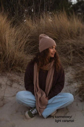 KOPYTO-ANTYLOPA-jasny-karmelowy-czapka-welniana-etyczna-RWS-bezowa-MANUL-szalik-duzy-welniany-z-welny-100-merino-wool-scarf-hat-beanie.jpg