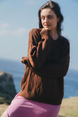 ORYKS RWS - brązowy lekki oversizowy sweter w warkoczowy wzór - wełna merino i bawełna