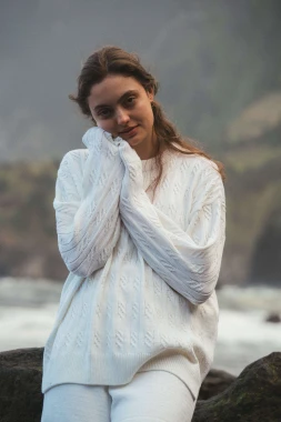 ORYKS RWS - biały lekki oversizowy sweter w warkoczowy wzór - wełna merino i bawełna