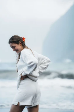 NANDU RWS - białe damskie dziane krótkie spodenki - szorty z wełny merino i bawełny