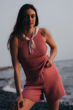 IMPALA RWS – różowy prążkowany top halter damski z wełny merino i bawełny