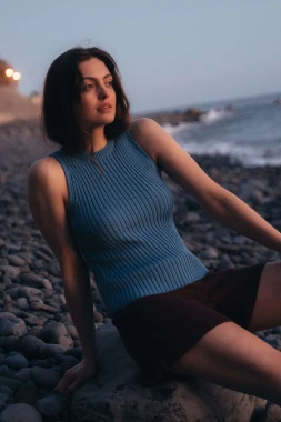 IMPALA RWS – niebieski prążkowany top halter damski z wełny merino i bawełny