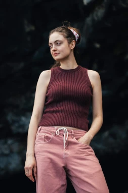 IMPALA RWS – bordowy prążkowany top halter damski z wełny merino i bawełny