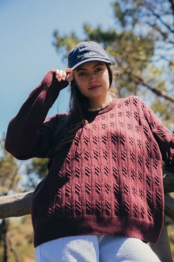 ORYKS RWS - bordowy lekki oversizowy sweter w warkoczowy wzór - wełna merino i bawełna