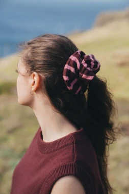 ROZELLA RWS - duża dziana gumka scrunchie do włosów w paski - wełna merino i bawełna