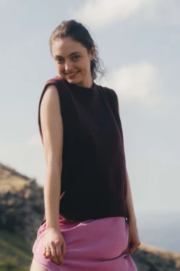 PUMA RWS - bordowa lekka wełniana kamizelka z 100% etycznej wełny merino RWS