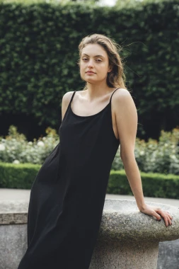 MOA LIGHT RWS - czarna sukienka na ramiączkach z wycięciem na plecach z 100% etycznej wełny merino