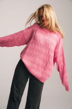 ORYKS RWS - różowy lekki oversizowy sweter w warkoczowy wzór - wełna merino i bawełna