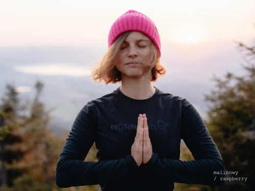 RYS-KOPYTO-RWS-malinowy-czapka-LYNX-wełniana-z-wełny-merino-mulesing-free-niegryzaca-jesienna-ciepla-modna-welniana-eko-wool-beanie-hat (1).jpg
